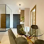Daire Premium Apartment Near Manufaktura 2 Bathrooms & Underground Parking Łódź