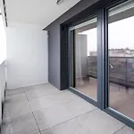 Premium Apartment Near Manufaktura 2 Bathrooms & Underground Parking Lejlighed