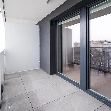 Premium Near Manufaktura 2 Bathrooms & Underground Parking 아파트