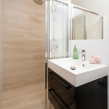 Premium Near Manufaktura 2 Bathrooms & Underground Parking * 우치