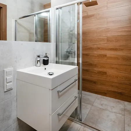 Premium Near Manufaktura 2 Bathrooms & Underground Parking 우치